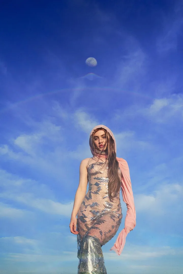 Sola con la luna, el nuevo single de Alé Araya