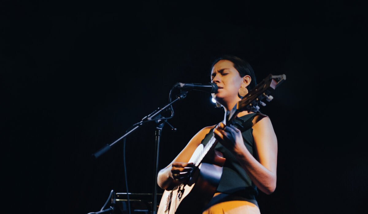 Laura Itandehui salva a nuestro corazón de la lluvia siendo telonera de Belle & Sebastian