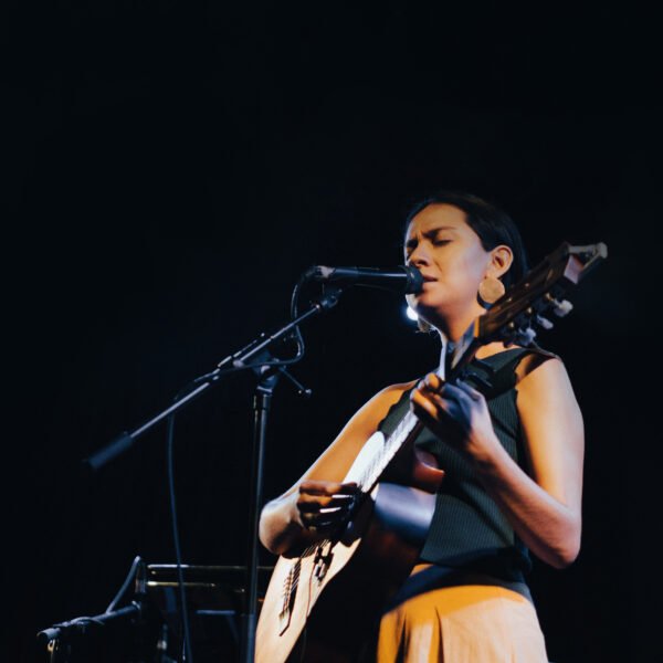 Laura Itandehui salva a nuestro corazón de la lluvia siendo telonera de Belle & Sebastian