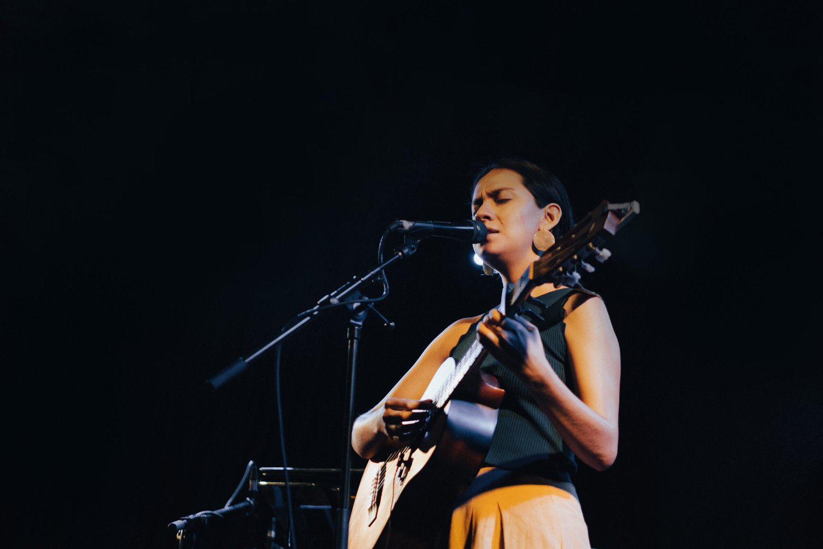 Laura Itandehui salva a nuestro corazón de la lluvia siendo telonera de Belle & Sebastian